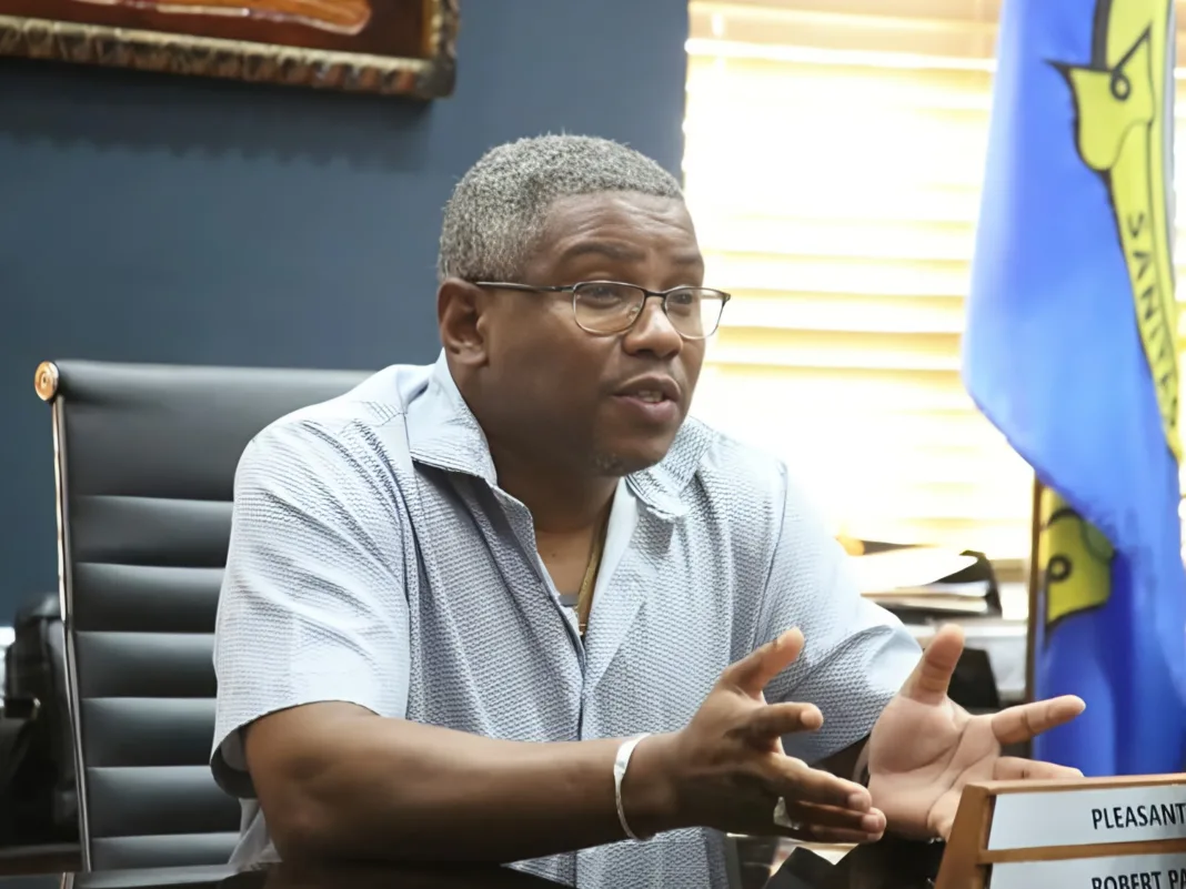 Mayor Pleads Stop Feeding Homeless on Promenade