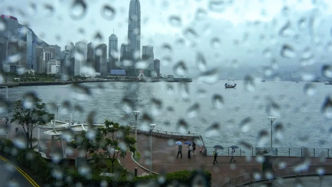 Rain and a Brief Heatwave: Hong Kong’s Unsettled Weather Week Ahead