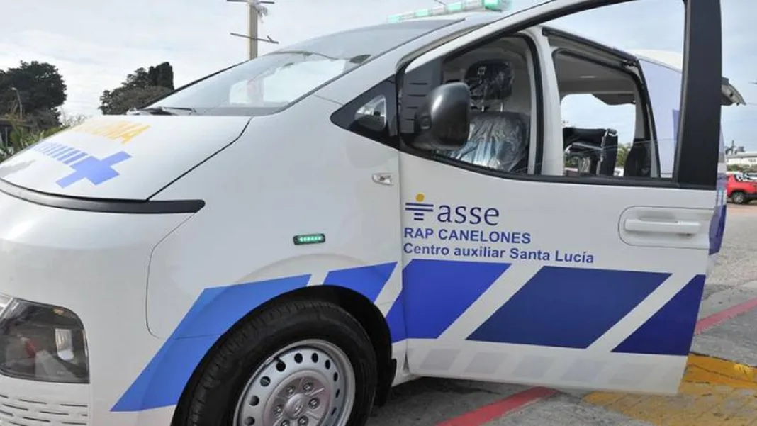 Santa Lucía recibe nueva ambulancia y minibus 0 km para mejorar traslados de pacientes