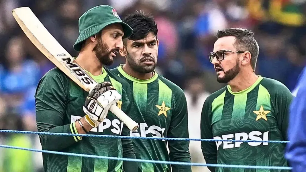Mike Hesson Snubs England to Stay with Pakistan – Fans React