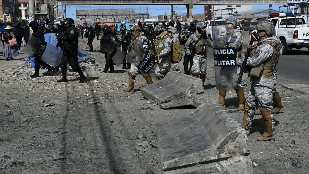 Bolivian Workers Block Key Bridge in Quillacollo, Disrupting Traffic to Western Regions