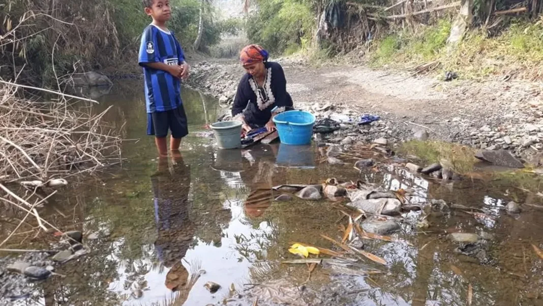 Krisis Air di Purwakarta: Warga Mandi di Kubangan Bekas Galian Tanah