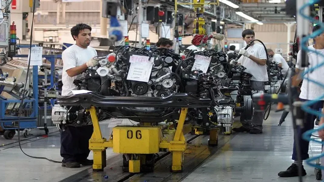 La producción automotriz cayó 16% en julio, pero las exportaciones sostuvieron la actividad