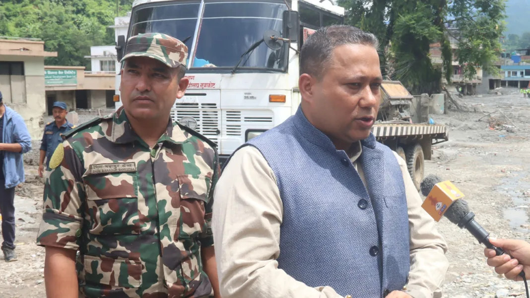केरुङमा रोकिएका नागरिकलाई वैकल्पिक मार्गबाट नेपाल ल्याइन्छ : परराष्ट्रमन्त्री खनाल