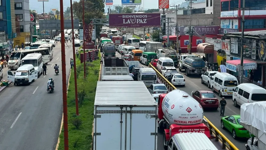 Choferes bloquean carretera México-Puebla tras homicidio en La Paz