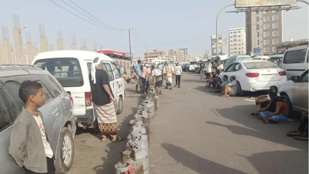 [Yemen : Gas Shortages in Aden Leave Residents Struggling for Fuel , Cooking Supplies