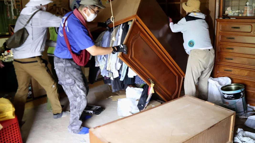 Over 1,200 disaster relief volunteers enter quake-hit Kumamoto