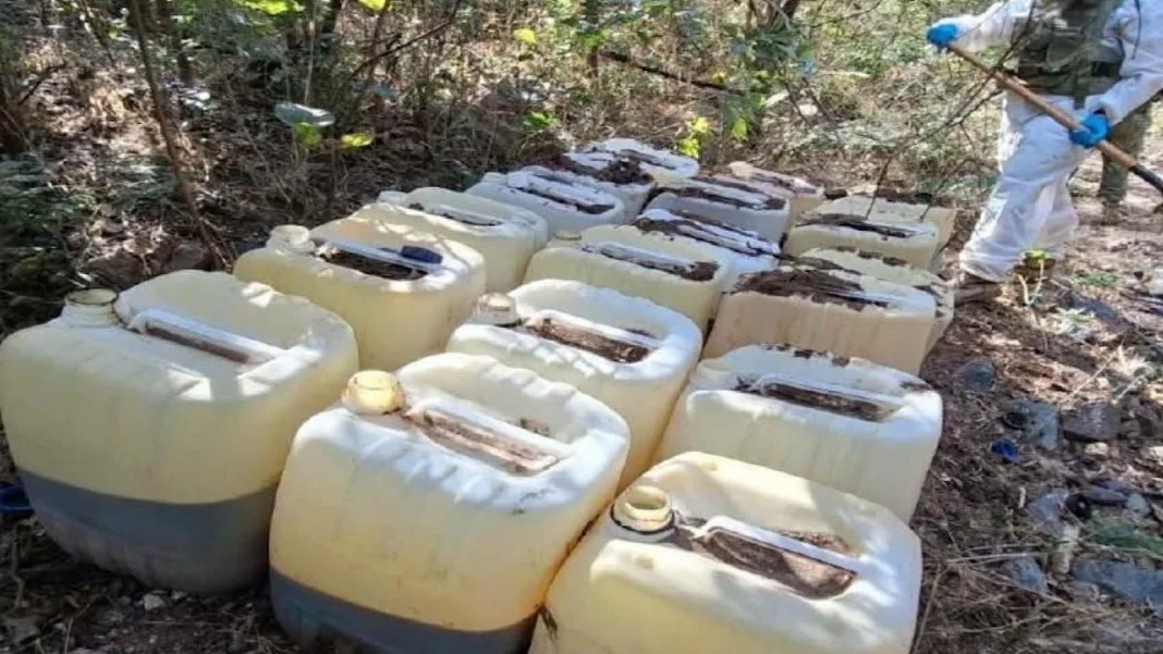 Ejército desmantela almacén clandestino de insumos para metanfetamina en Sinaloa