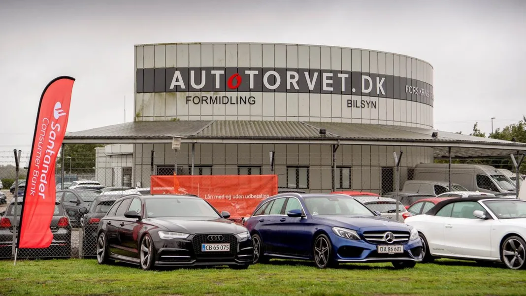 Autotorvet får næsten ingen af de 400 elbiler, de byder på. Nu skærer de ned og skifter direktør