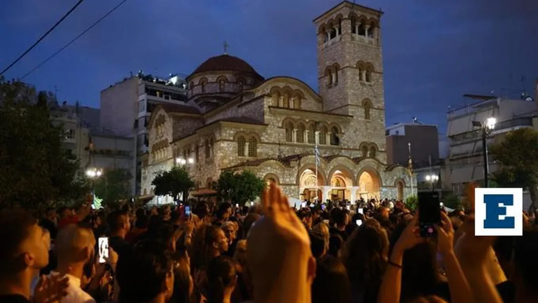 Στην παλιά του γειτονιά για πάντα ο Γιώργος Μαζωνάκης: Κοσμοσυρροή, δάκρυα, τραγούδια και «αθάνατος» στη λαϊκή αγρυπνία