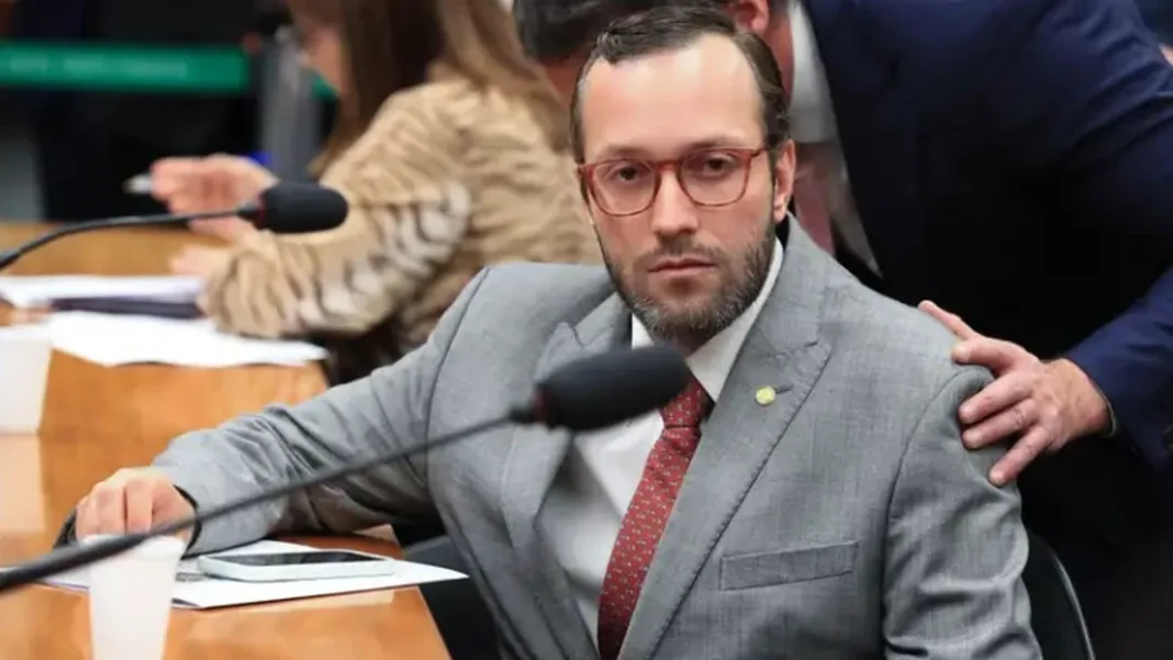 TRE-PR multa Filipe Barros em R$ 20 mil por propaganda negativa contra Gleisi