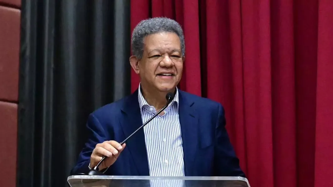 Leonel Fernández juramenta nuevos miembros de FP en Pensilvania y plantea alianza con la diáspora