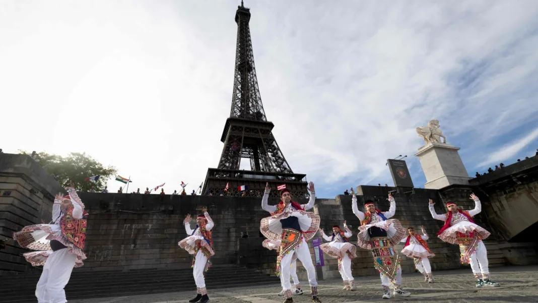 Eiffel Tower women staff told to ‘make themselves invisible’ for BAPS team visit, Hindu group clarifies – Telegraph India