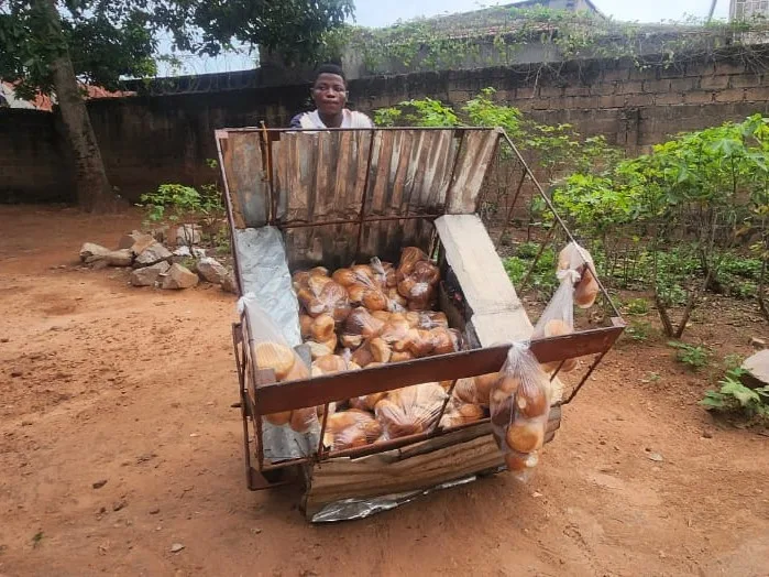 La vente de pains en porte-à-porte gagne du terrain à Mbuji-Mayi