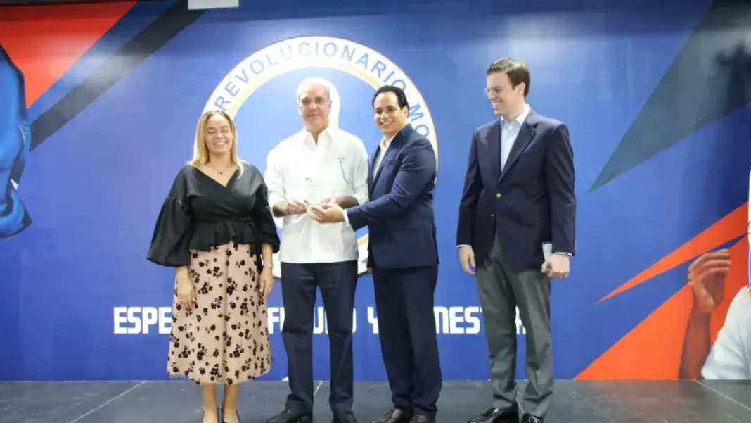 Abinader destaca importancia de Escuela de Formación del PRM y pide a Manuel Conde permanecer en el cargo