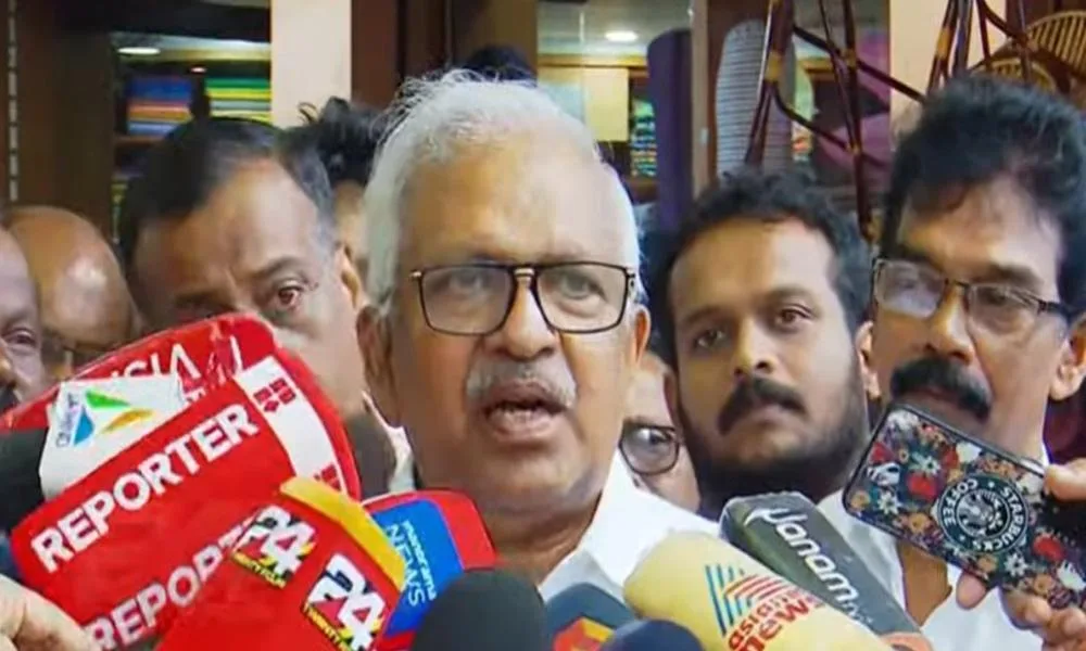 മുഖ്യമന്ത്രിയും കൂട്ടരും ചുവപ്പ് പരവതാനി വിരിക്കുന്നു;