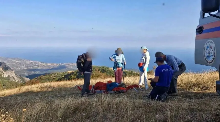 Спасатели дважды помогли пострадавшим туристкам в горах Алушты