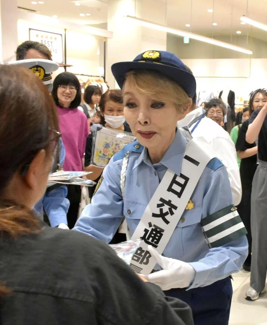 かしま大使・研ナオコさん 安全運転呼びかけ 茨城・つくばで県警一日交通部長