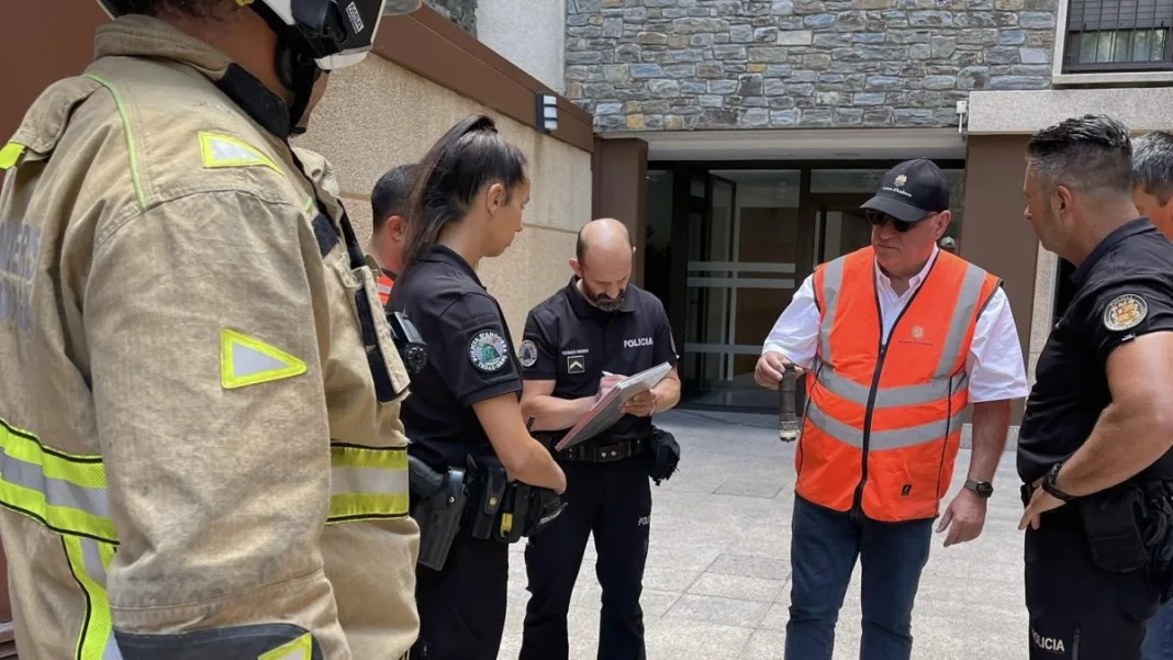 Circulació tallada a l’avinguda Verge de Canòlich a Sant Julià després de saltar les tapes del clavegueram