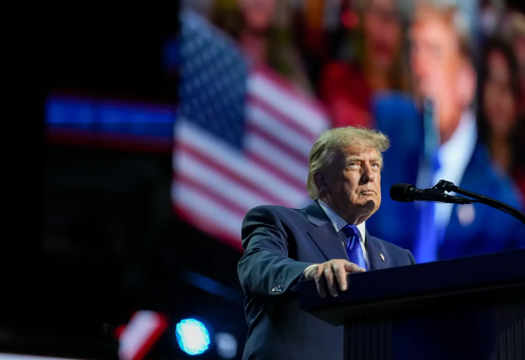 Trump acusa al Supremo de que sus decisiones “erróneas” han costado “billones” a EEUU