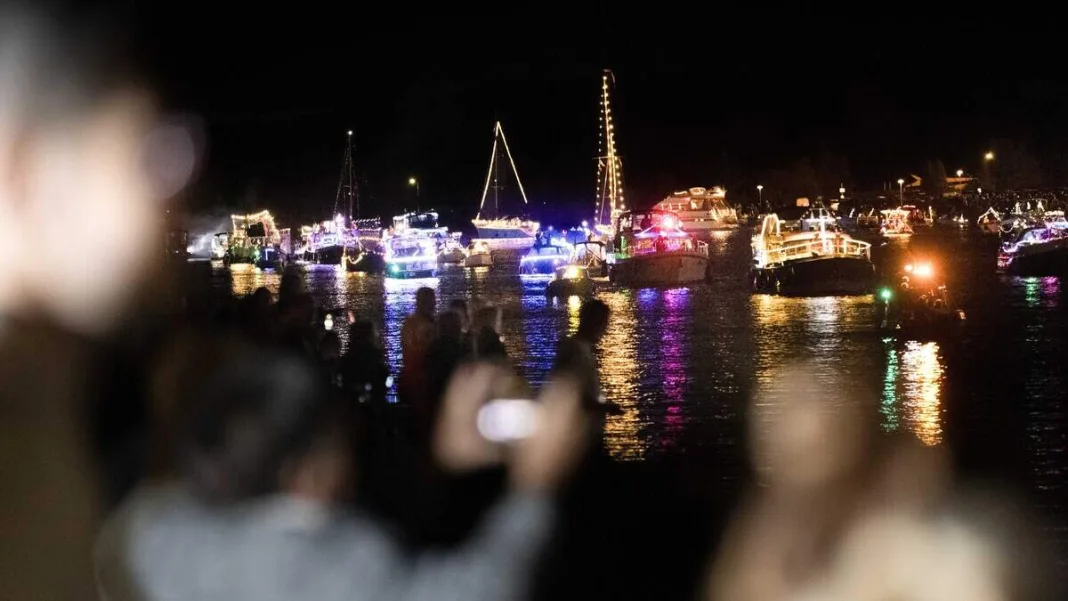 Lampionnentocht over de Maas bij Roermond drukker dan ooit: ‘Meer dan 250 boten en sloepen’
