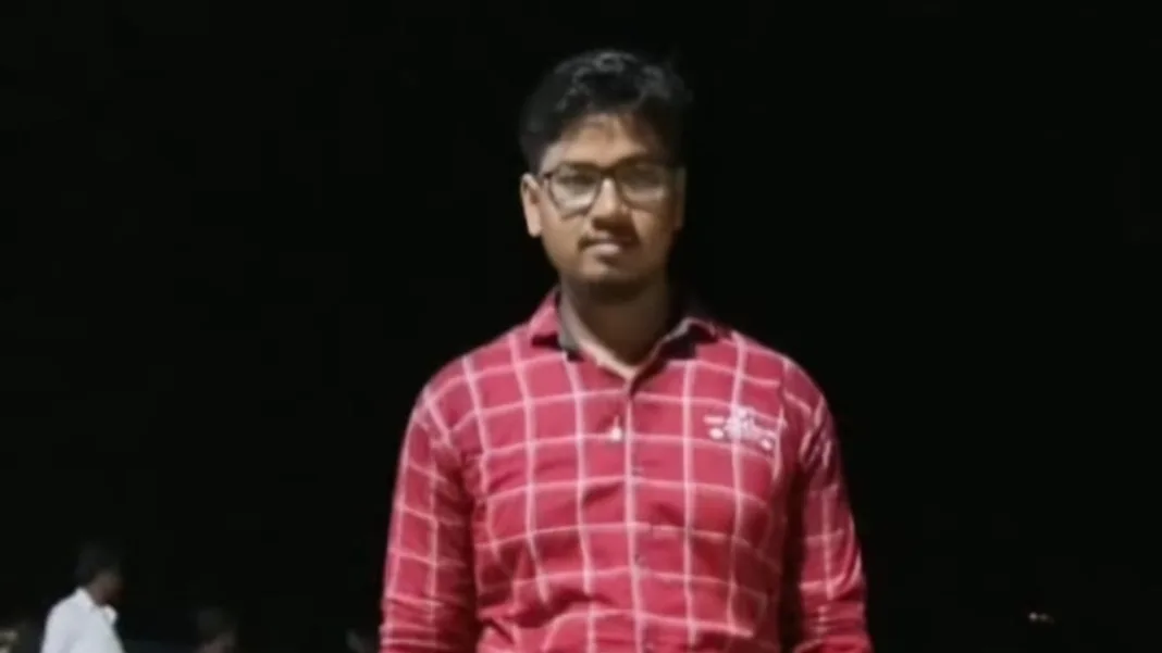 सड़क से गुजर रहे बाइक सवार पर गिरा पेड़, पेट में घुसी टहनी