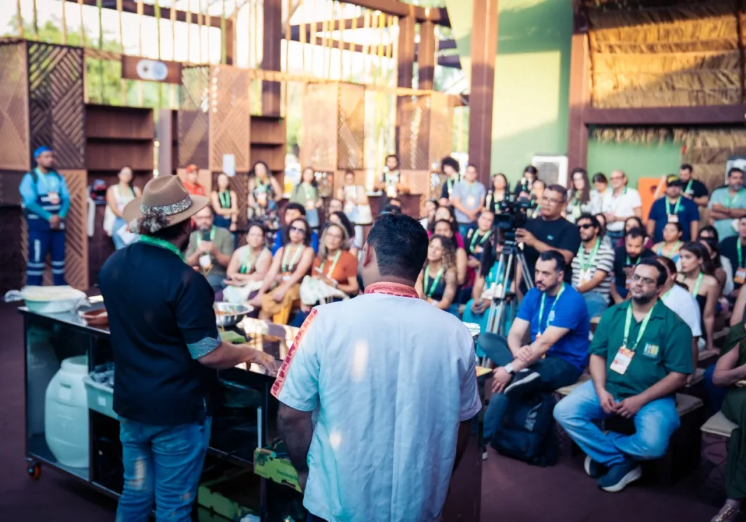 Chef acreano apresenta tambaqui moqueado na palha da banana com farofa de açaí no Inova Amazônia Summit