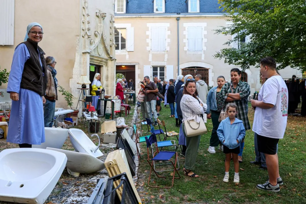 « Ils sont fascinés qu’on puisse vivre comme ça » : le vide-greniers des religieuses de l’Abbaye de Maumont à Juignac a attiré les curieux