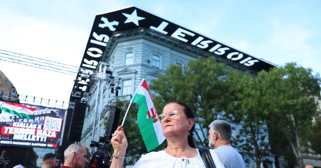Így zajlik a tüntetés a Terror Háza előtt: Nagy Feró előre elárulta, mire készülnek