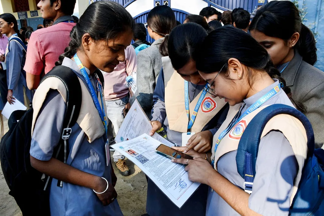 நீட்-சிறப்பு மருத்துவ இடங்களுக்கான தகுதி மதிப்பெண்ணை 30%-ஆக குறைக்கத் தயாா்: மத்திய அரசு