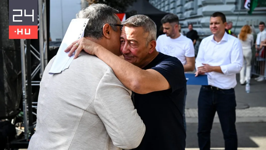 Nagy Feró és Menczer is a Terror Házánál tüntet