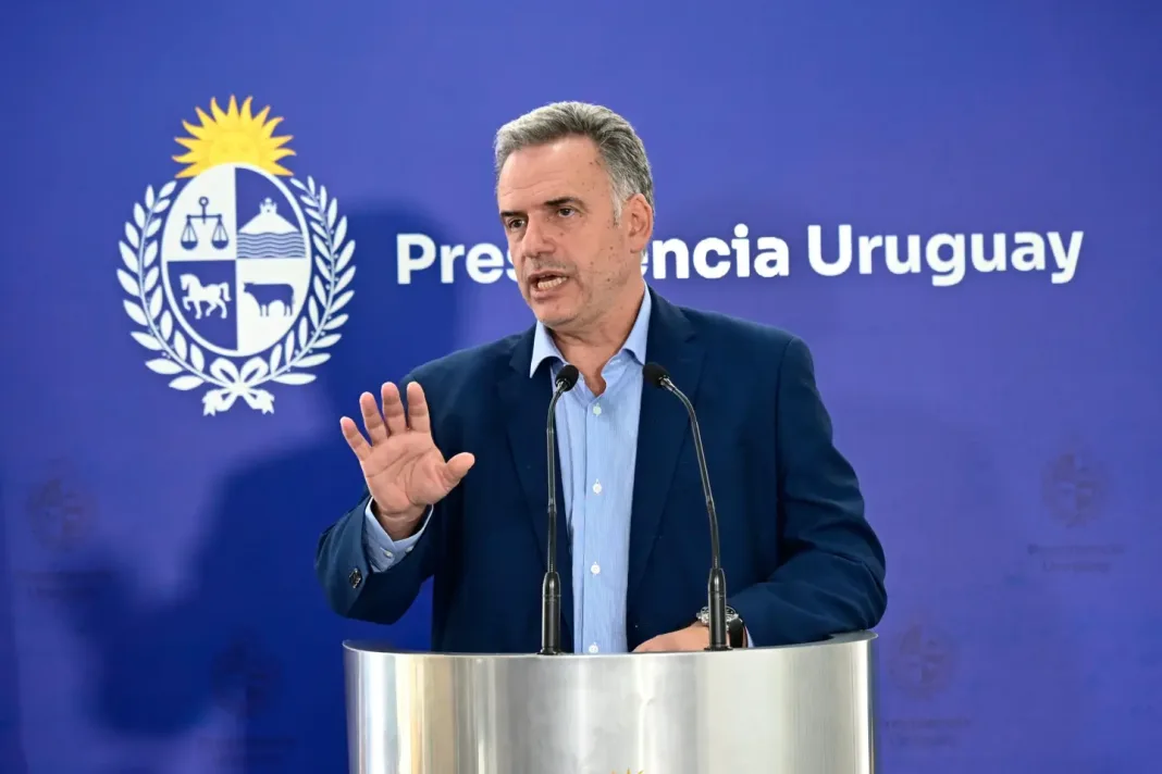 El 57 % de los uruguayos desaprueba la gestión de su presidente, Yamandú Orsi
