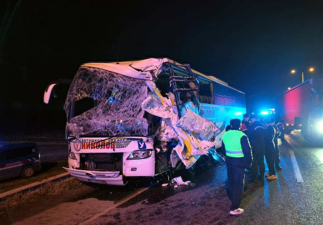 Edirne’de tur otobüsü TIR’a arkadan çarptı, Bulgaristan uyruklu 10 turist yaralandı