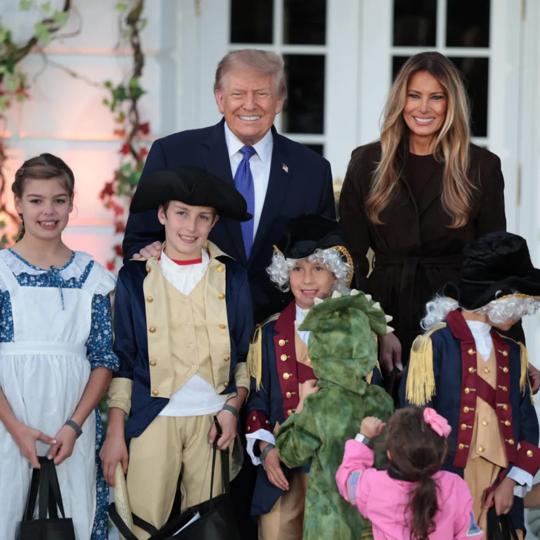 Donald y Melania Trump celebran Halloween en una Casa Blanca engalanada con calabazas