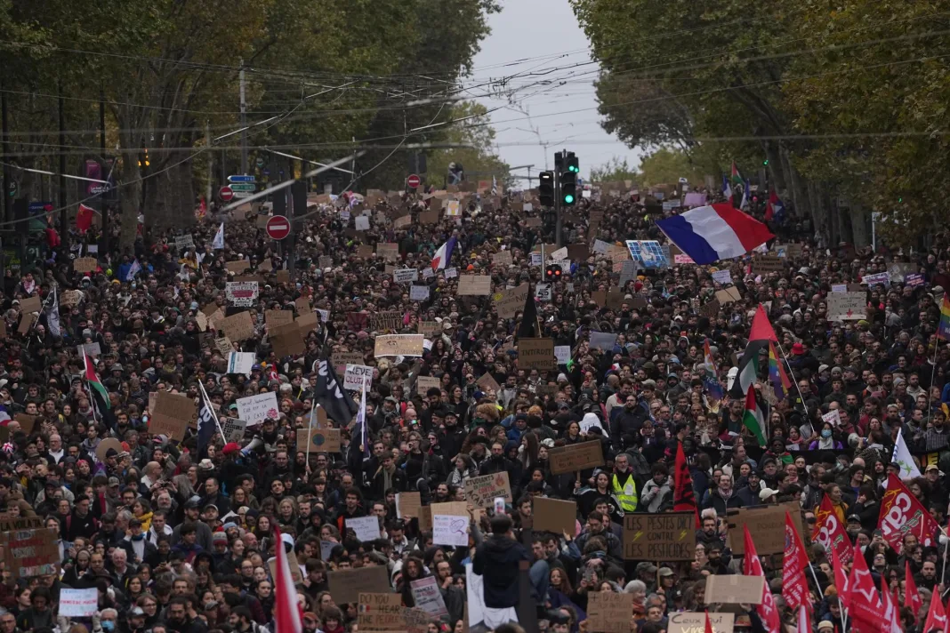 Francúzska polícia po sobotňajších protestoch zadržala vyše 1300 ľudí