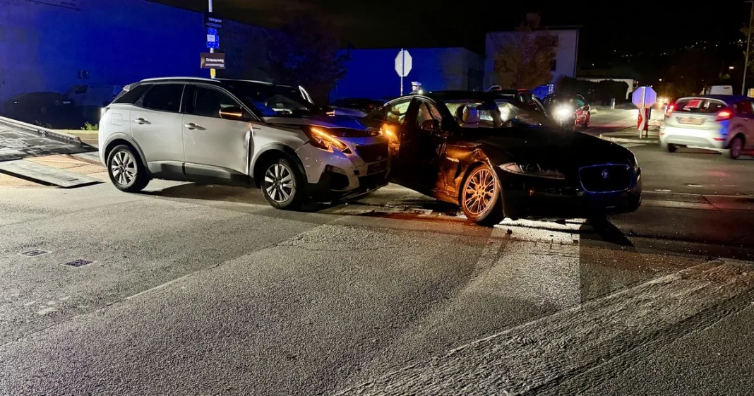 Autos prallten bei Innsbrucker Kreuzung aufeinander: Zwei Leichtverletzte