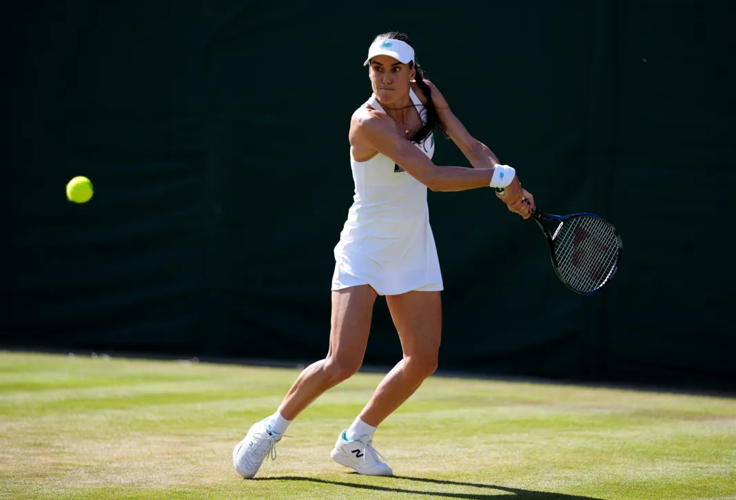 04 July 2026, United Kingdom, London: Romanian tennis player Sorana Cirstea in action against Czech Republic's Linda Noskova during their women's singles third round match of the 2026 Wimbledon Championships at the All England Lawn Tennis and Croquet Club. Photo: Adam Davy/PA Wire/dpa