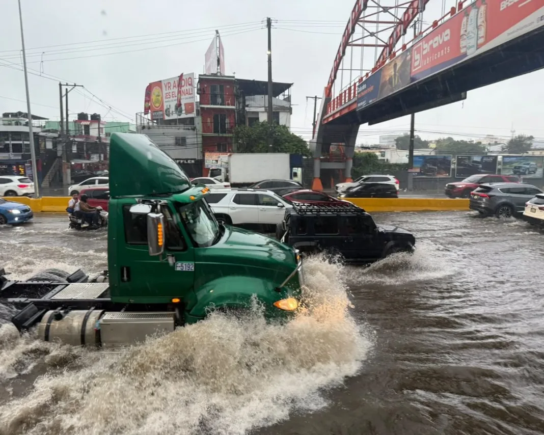 (VIDEOS) Lluvias vuelven a desnudar el Gran Santo Domingo: calles y avenidas quedan inundadas