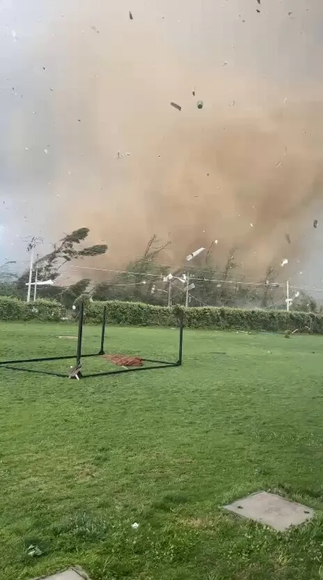 Un tornado daña una escuela en Requínoa, Chile; reportan clasificación preliminar EF2 — Vídeo