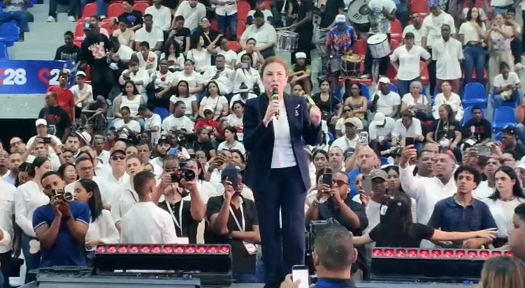 Carolina Mejía juramenta comando juvenil y llama a conquistar el voto barrio por barrio