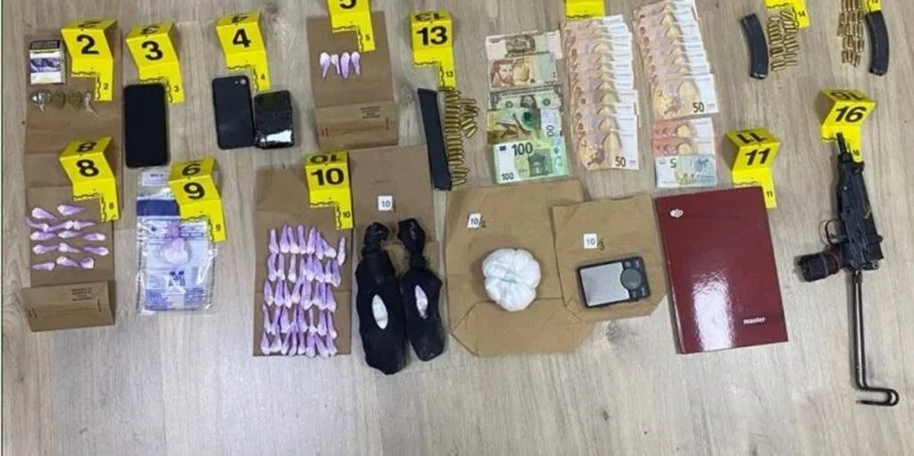Mbi një kilogram kokainë, armë automatike dhe municion sekuestrohen në Gjakovë, arrestohet 22-vjeçari