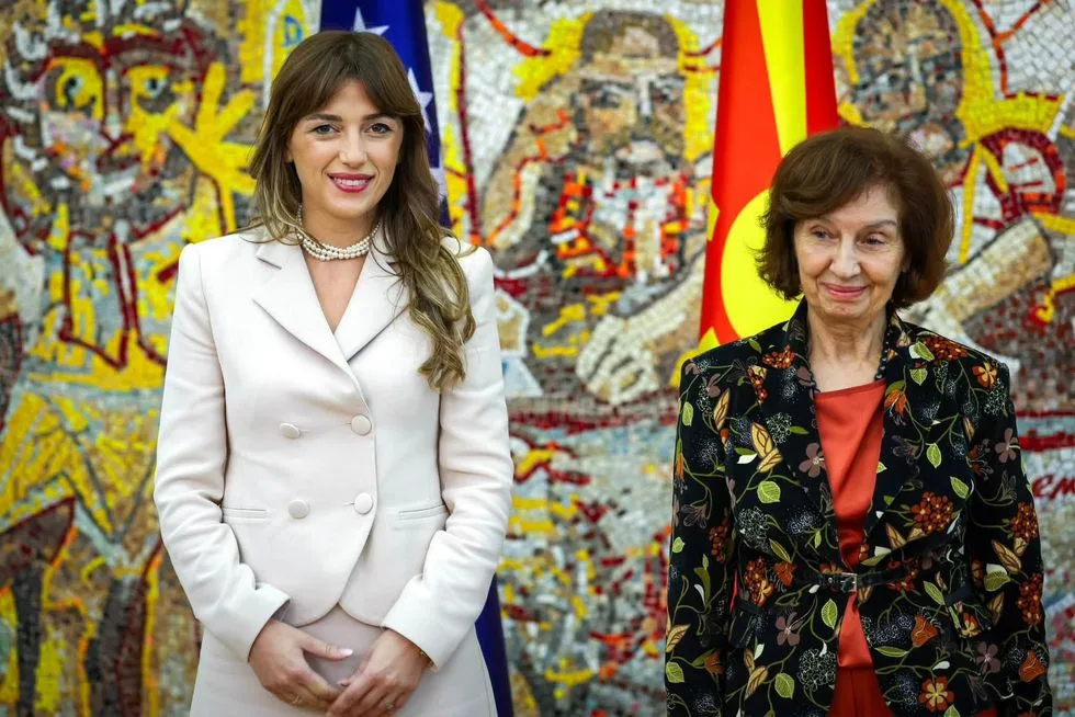 Takimi me presidenten e Maqedonisë së Veriut, kryeparlamentarja Haxhiu tregon se çka biseduan