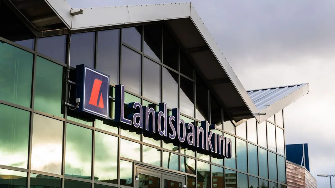 Sjö­tíu á­kærðir fyrir svíkja fé út úr Lands­bankanum