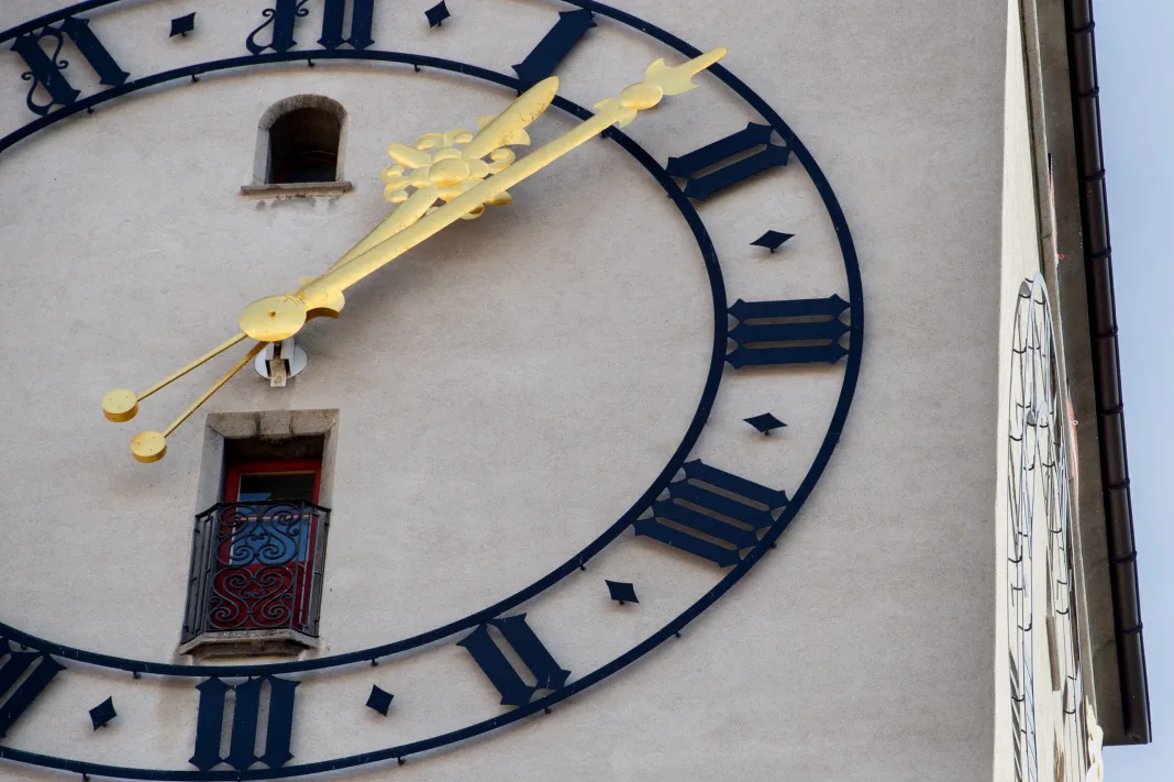 DETAILAUFNAHME FÜRS BILDERRÄTSEL AM 22. April 2025.

Die Martinskirche ist prägend für das Stadtbild von Chur. Hoch erhebt sie sich mit ihrem 82 Meter hohen Turm über den Dächern der Altstadt. Sie ist ursprünglich eine romanische Kirche, die im 8. Jahrhundert gebaut wurde. Die Martinskirche wurde bei einem Stadtbrand von 1464 weitgehend zerstört. Fotografiert am 14.04.25 fürs Bilderrätsel.

Bild Corinne Thöni