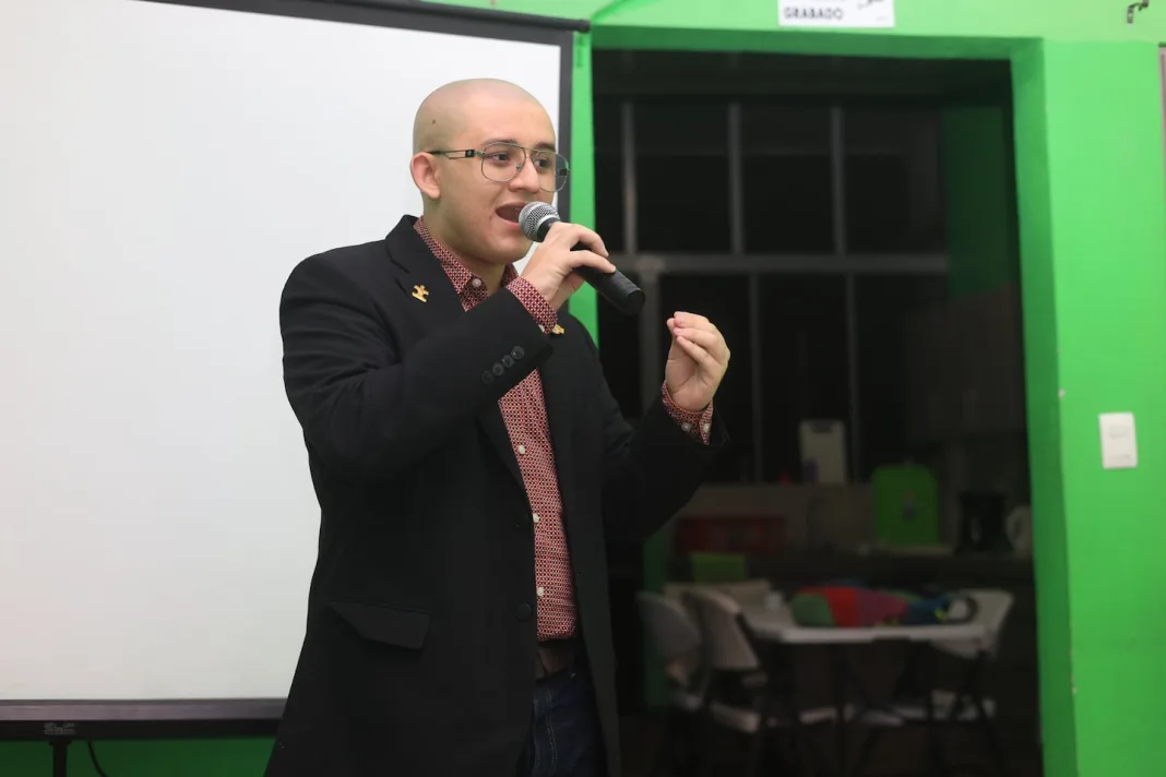 El poeta costarricense que convirtió el silencio y la neurodivergencia en un pasaporte a Nueva York