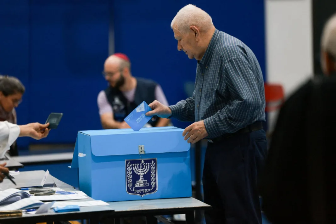 V Izraeli sa konajú parlamentné voľby, rozhodnú o Netanjahuovi a jeho vláde
