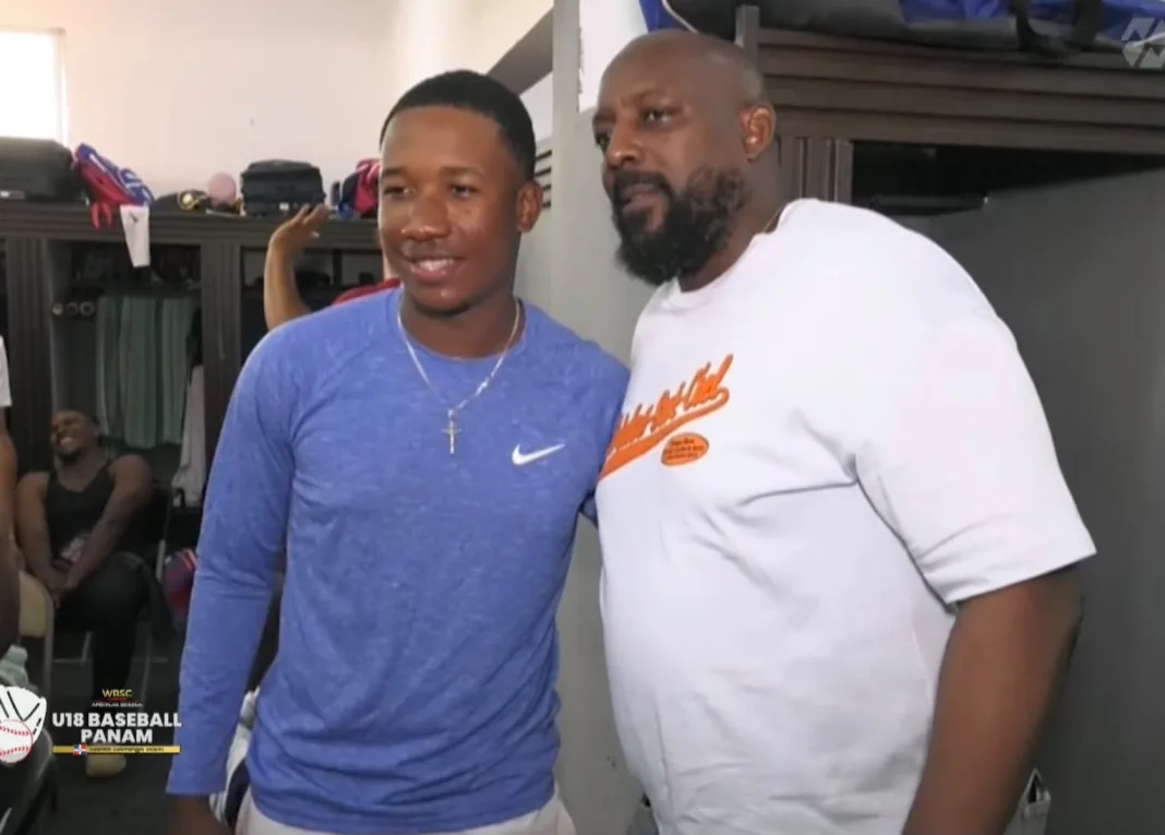 Vladimir Guerrero comparte con la selección dominicana que disputa el Premundial U-18