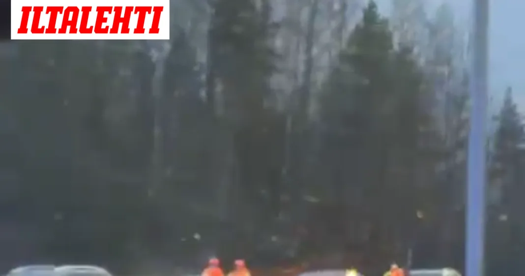 Usean auton onnettomuus Lahdenväylällä