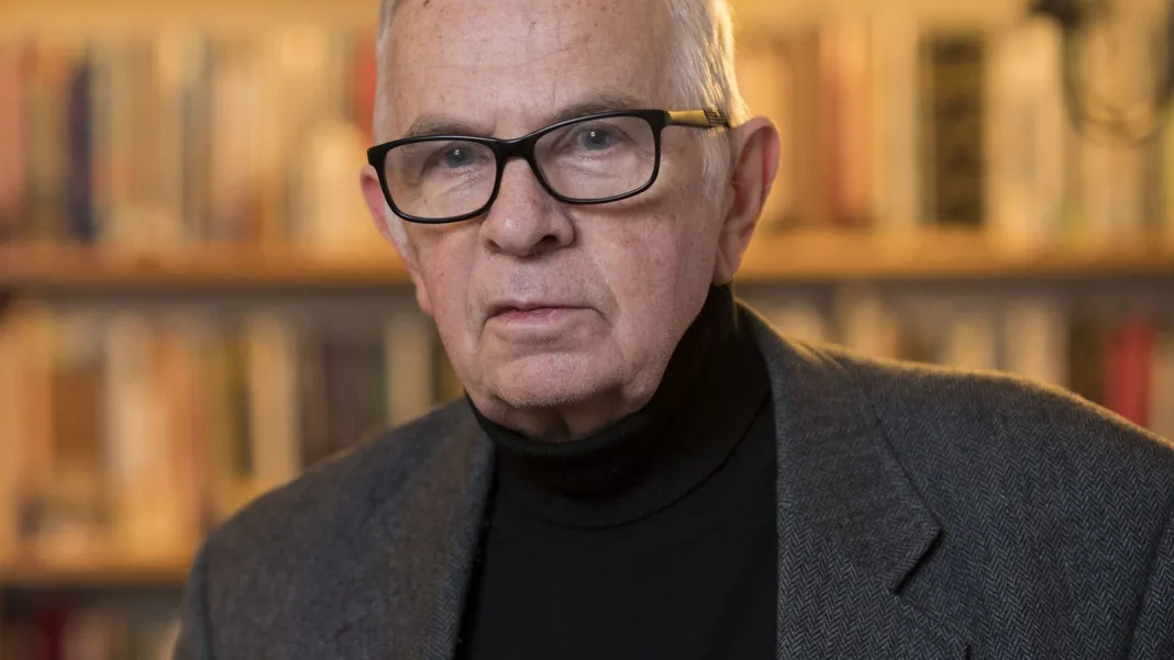 Sveinn R. Eyjólfs­son er látinn