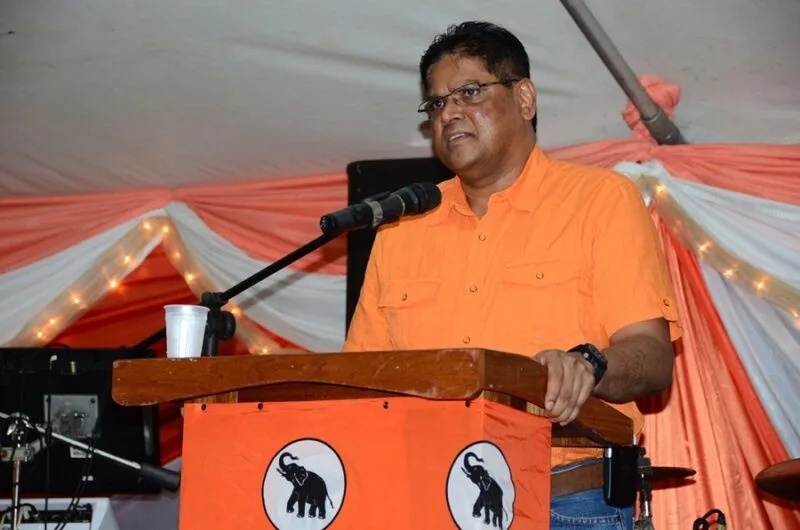 BESCHOUWING — Machtsstrijd VHP: Achaibersing, Gajadien of toch iemand anders?